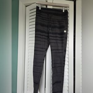 Vuori Daily Legging Dark Oregano Shibori Stripe - Size Medium